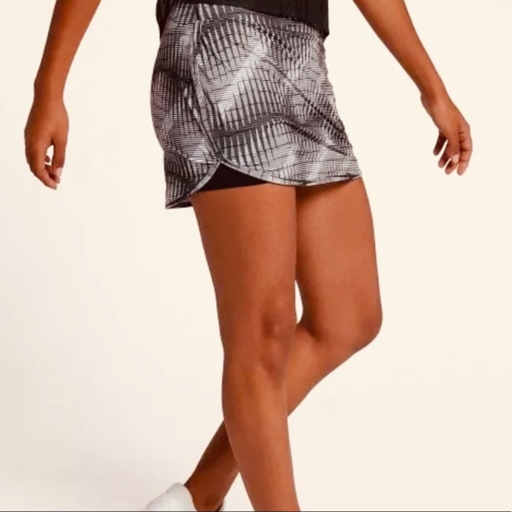 NWT Nike Women’s Black Print Running Skirt M